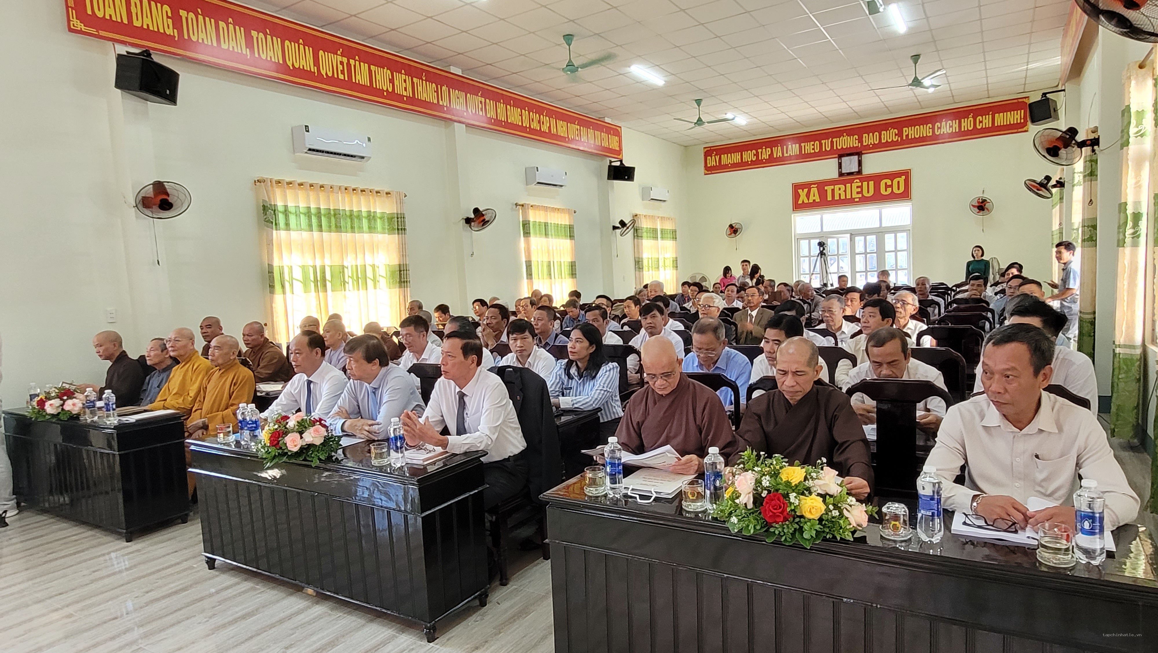 Đại biểu lãnh đạo các cơ quan đơn vị cấp tỉnh, cấp xã; các học nhà nghiên cứu và những người quan tâm tham dự